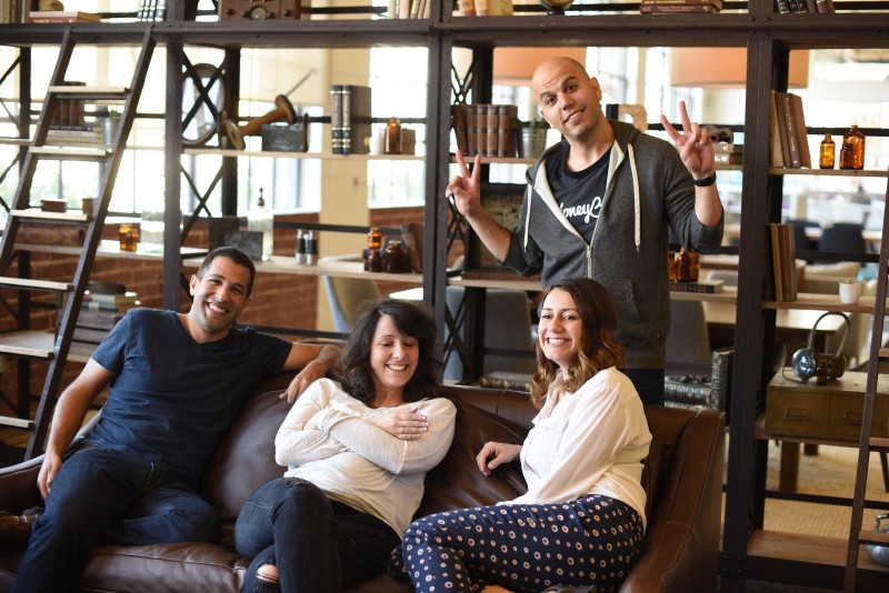 עוז אלון HoneyBook